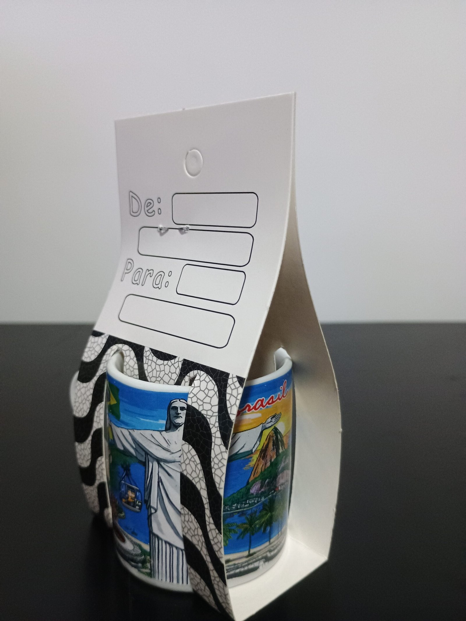 Xicara pequena pontos turístico arcos da lapa, favela, cristo , maracanã, pão de açúcar, arara vermelha.