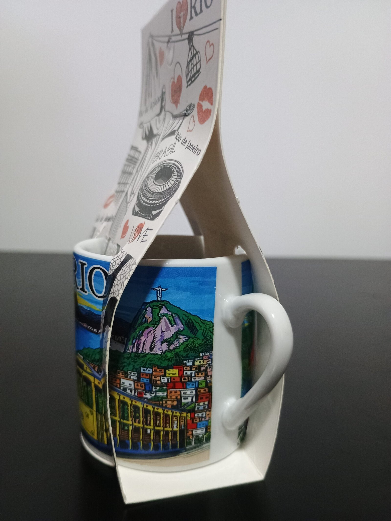 Xicara pequena pontos turístico arcos da lapa, favela, cristo , maracanã, pão de açúcar, arara vermelha.