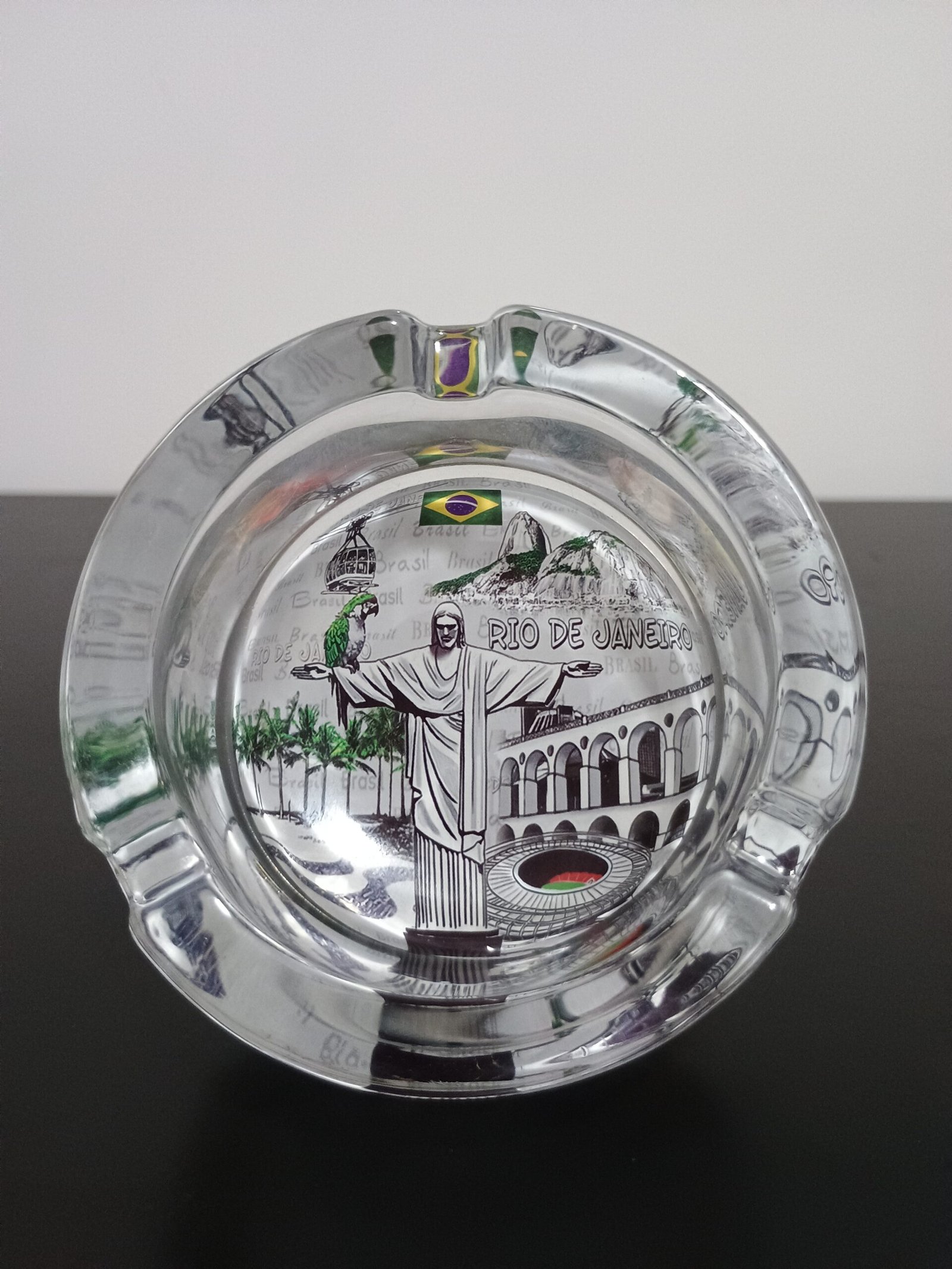 cinzeiro estampa cinza com pontos turisticos do Rio de Janeiro, maracanã, Corcovado, Lapa, bondinho, bandeira do Brasil