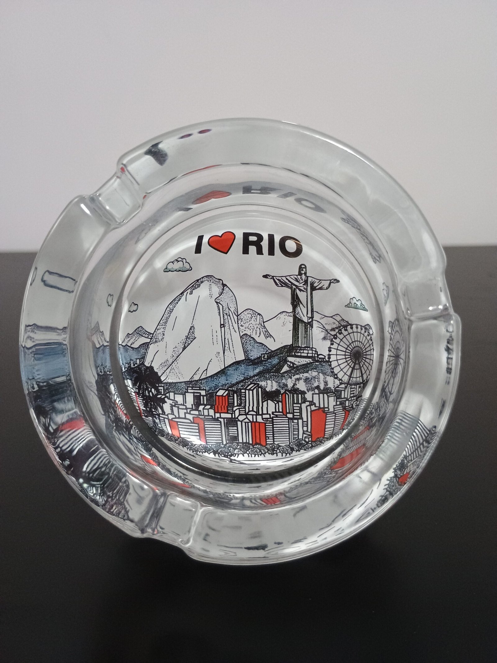 cinzeiro roda gigante com pontos turístico do Rio de Janeiro arcos da lapa, cristo , maracanã, pão de açúcar.