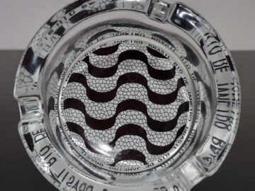 cinzeiro calçadão de Copacabana Rio de Janeiro com pontos turísticos do Rio de Janeiro, maracanã, Corcovado, arcos da Lapa, bondinho, eu amo brasil.