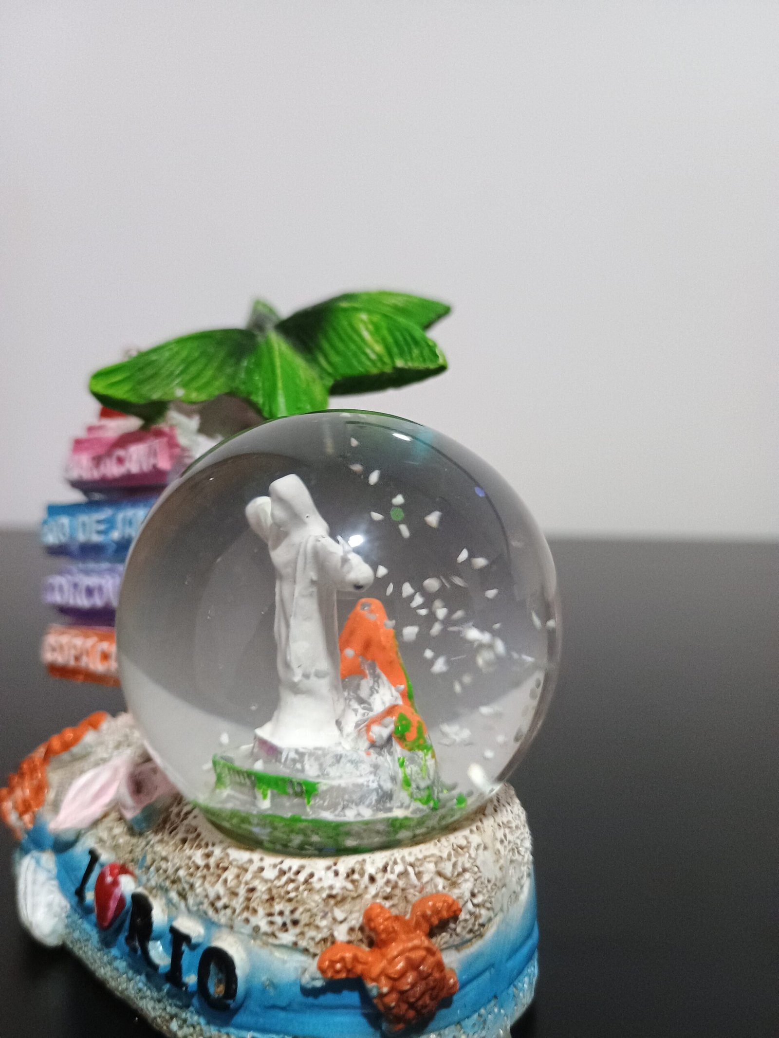 Miniatura do Cristo com bola escrito “I love Rio” com placas e coqueiro