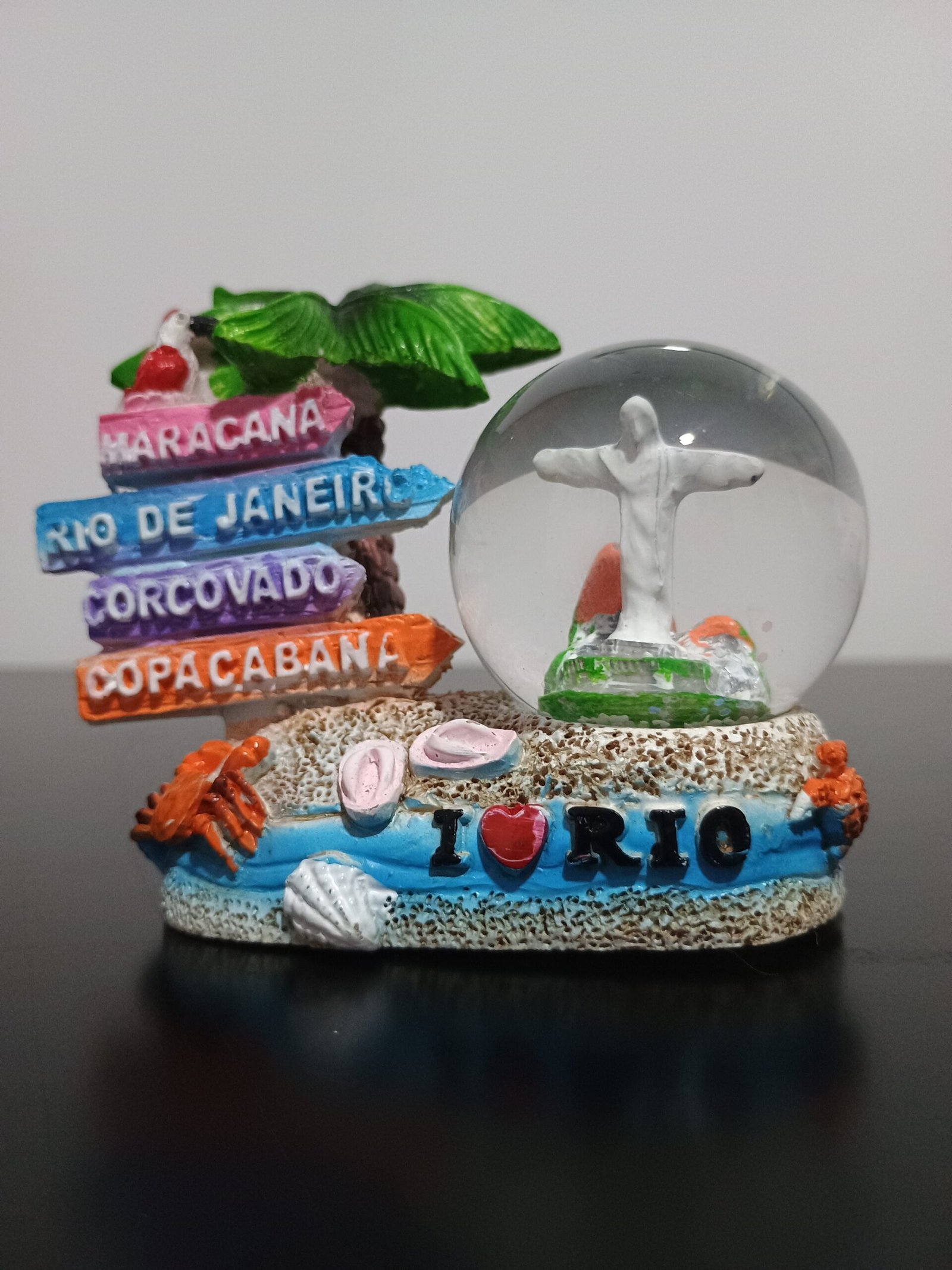 Miniatura do Cristo com bola escrito “I love Rio” com placas e coqueiro