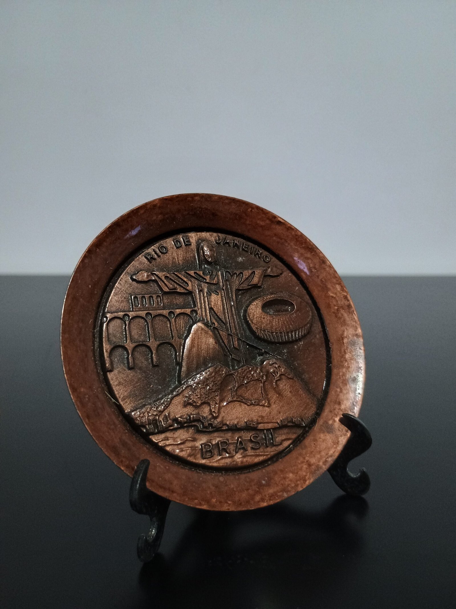 Prato pequeno em metal do Rio de Janeiro com Cristo, Pão de açucar, Maracanã e Arcos da Lapa