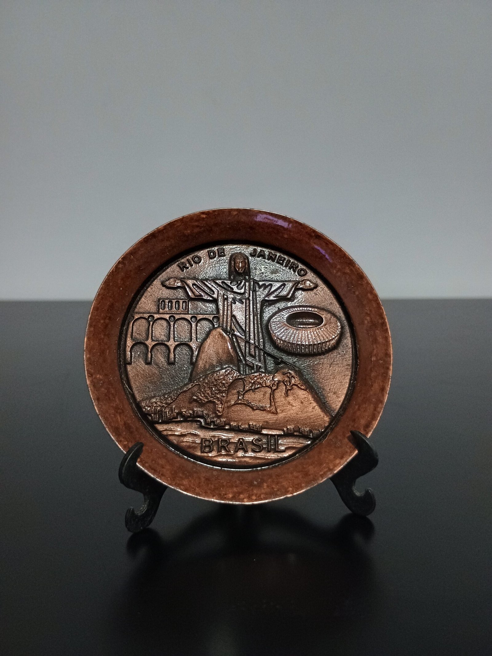 Prato pequeno em metal do Rio de Janeiro com Cristo, Pão de açucar, Maracanã e Arcos da Lapa