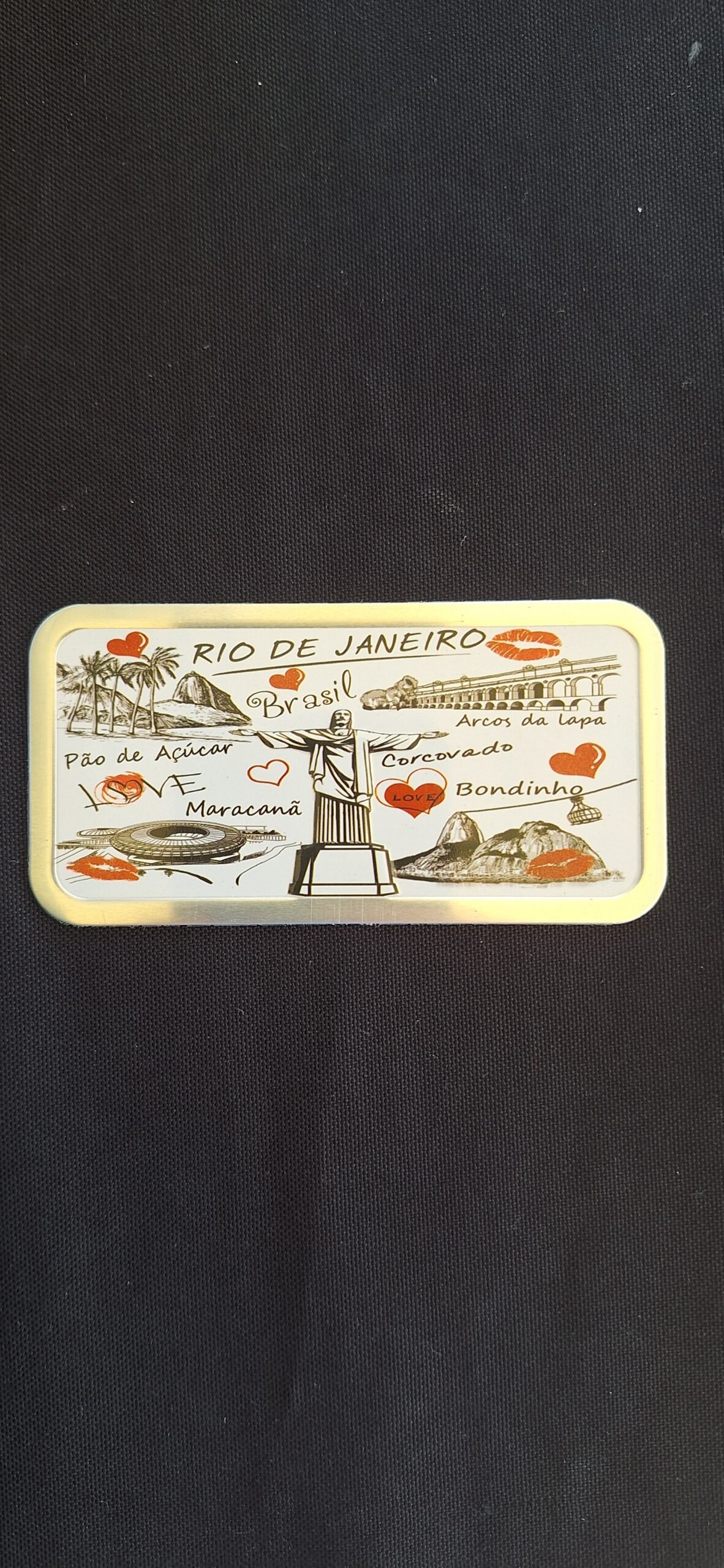 Imã de geladeira placa beijinhos