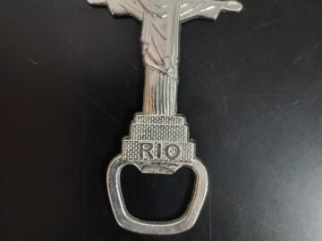 Imã de geladeira em metal abridor de garrafa Rio Cristo redentor