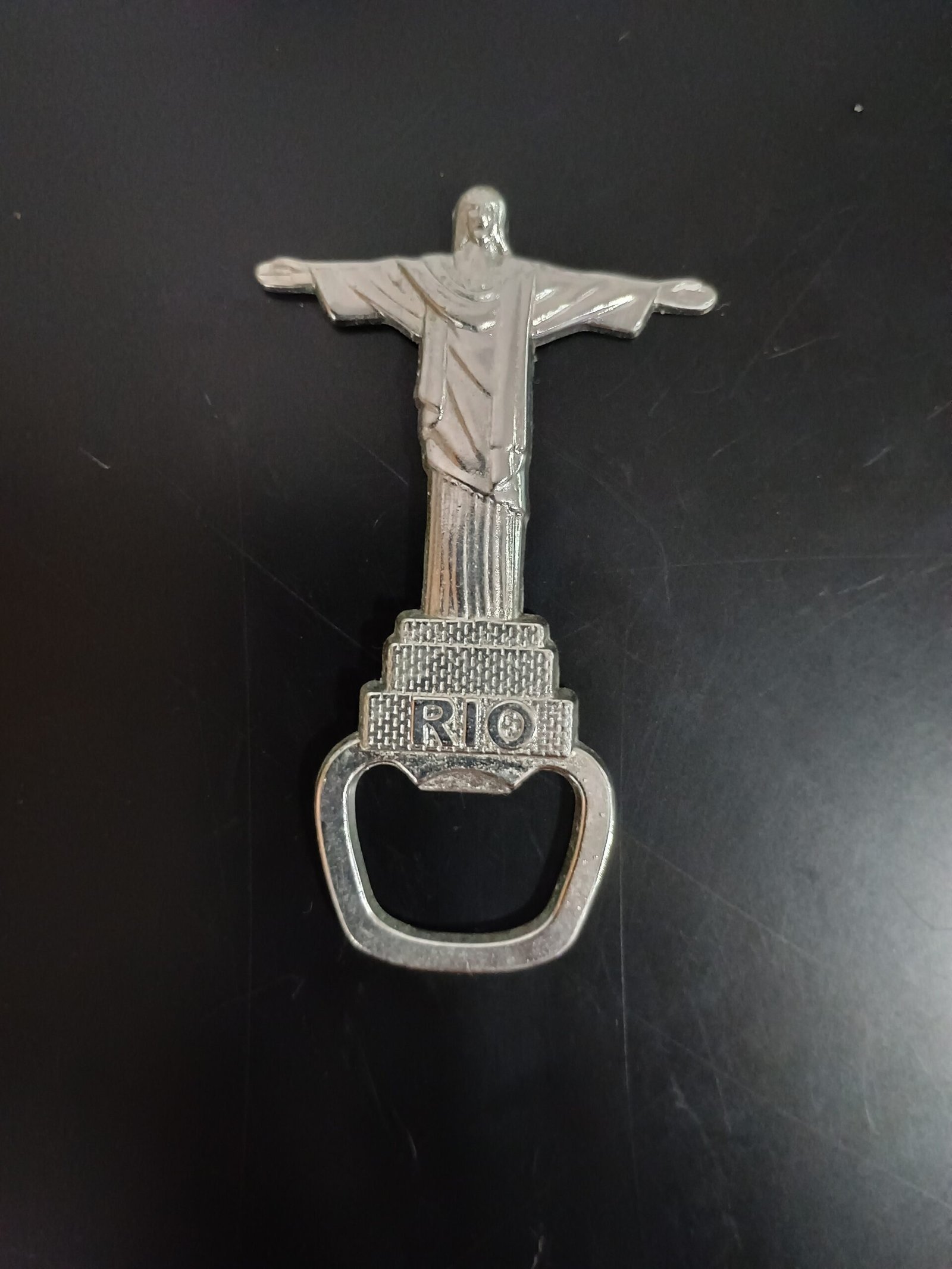 Imã de geladeira em metal abridor de garrafa Rio Cristo redentor