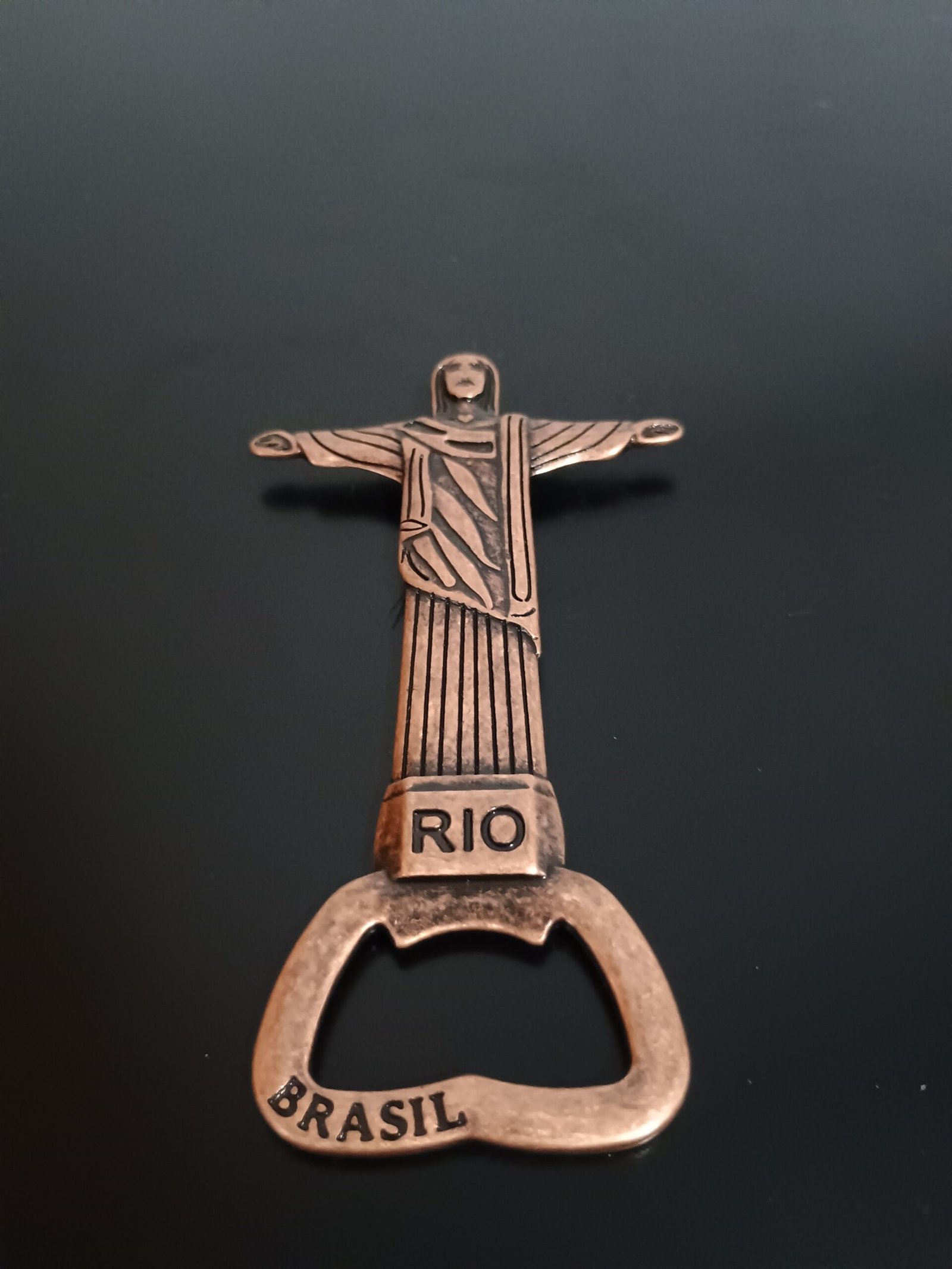 Imã de geladeira em metal abridor de garrafa Cristo redentor