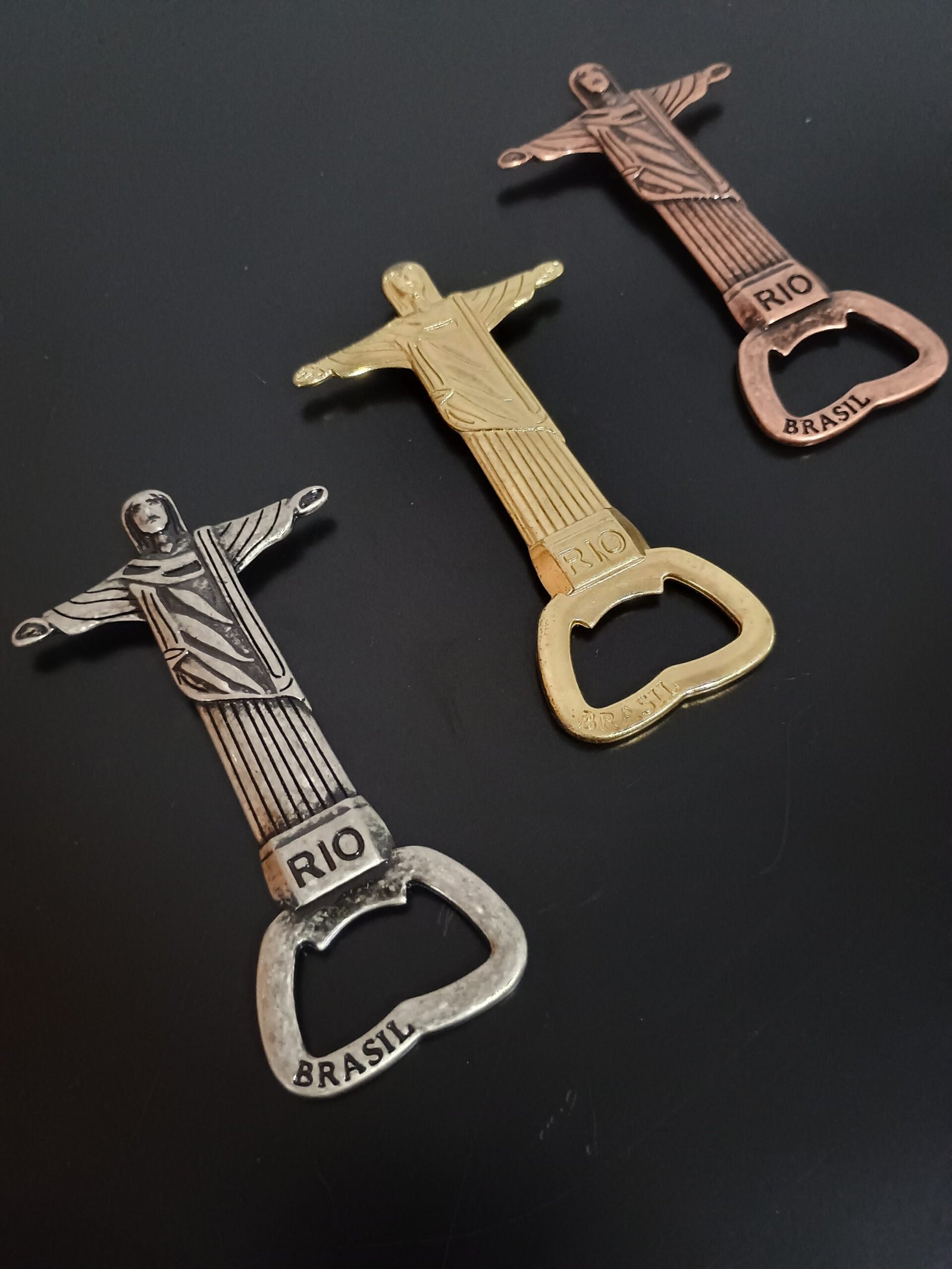 Imã de geladeira em metal abridor de garrafa Cristo redentor