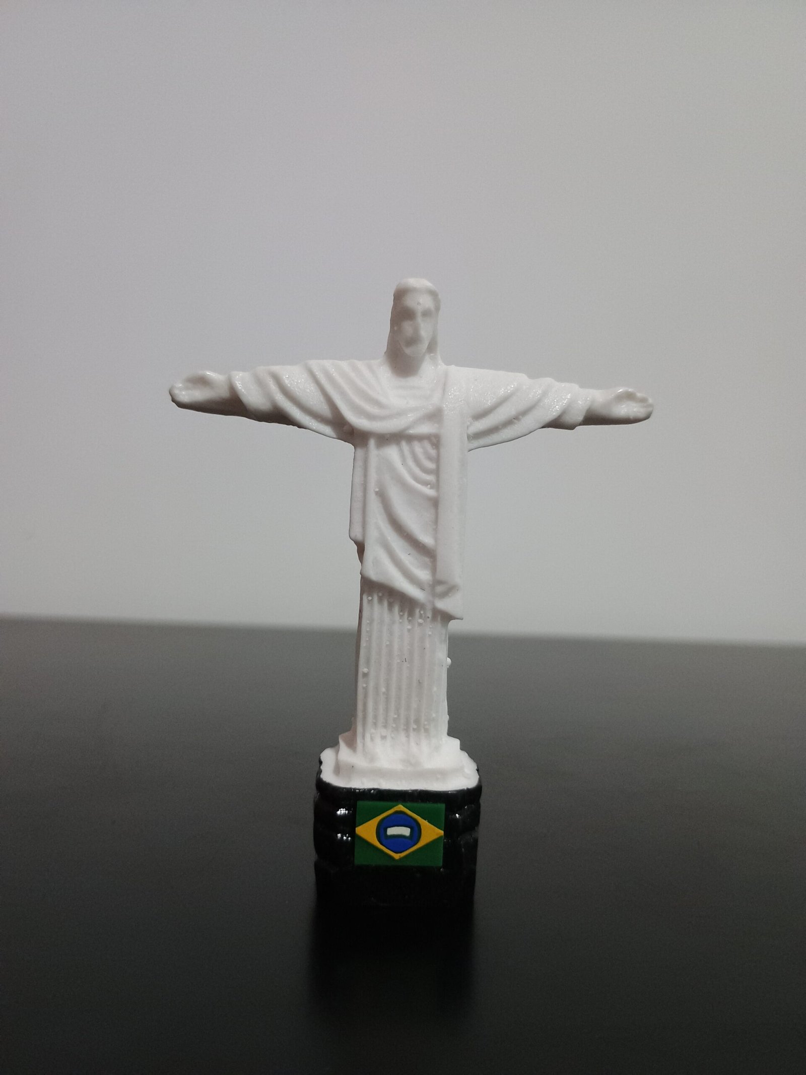 Imã de geladeira em resina Cristo redentor base preta