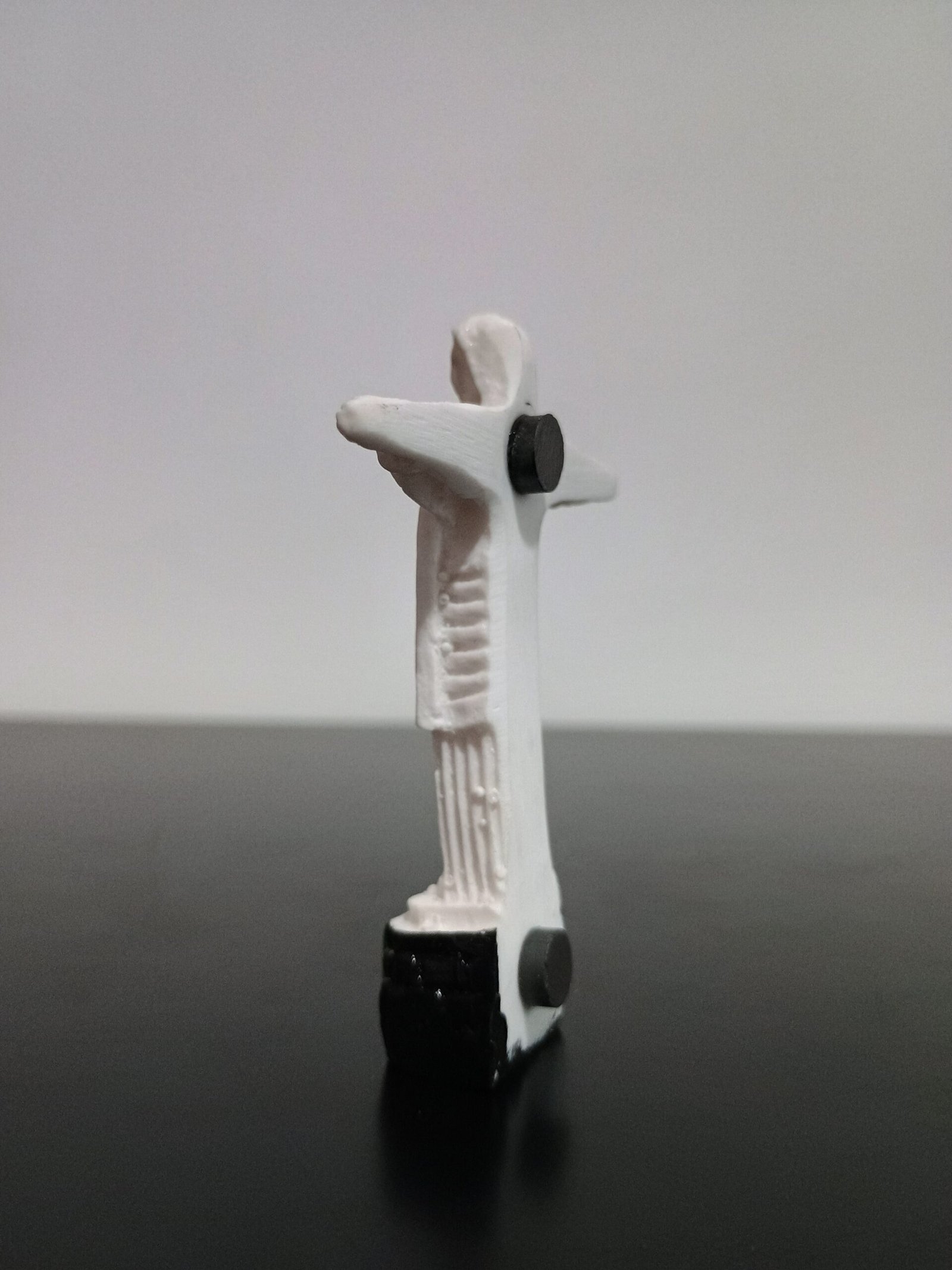 Imã de geladeira em resina Cristo redentor base preta