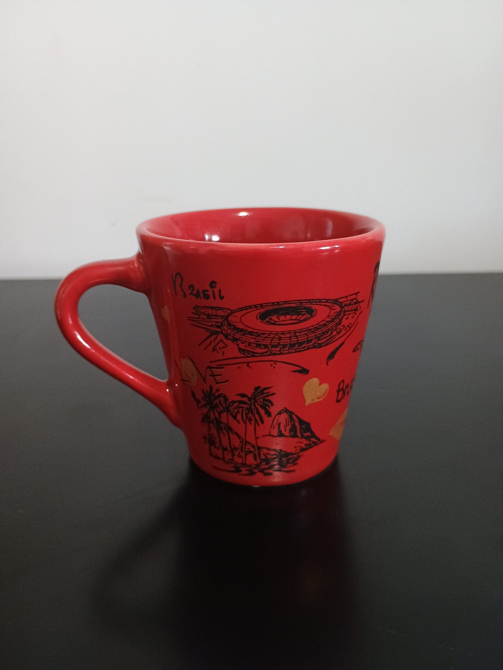 Xícara Média estampa do beijinho e coração com pontos turisticos do Rio de Janeiro.